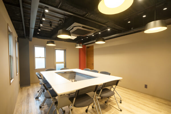 【当社会議室でYouTube撮影が行われました！】